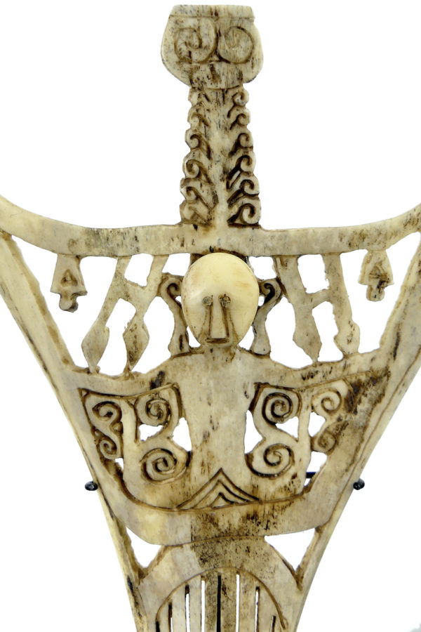 Peigne en os de bovin gravé à décor ajouré sur socle Timor (détail)