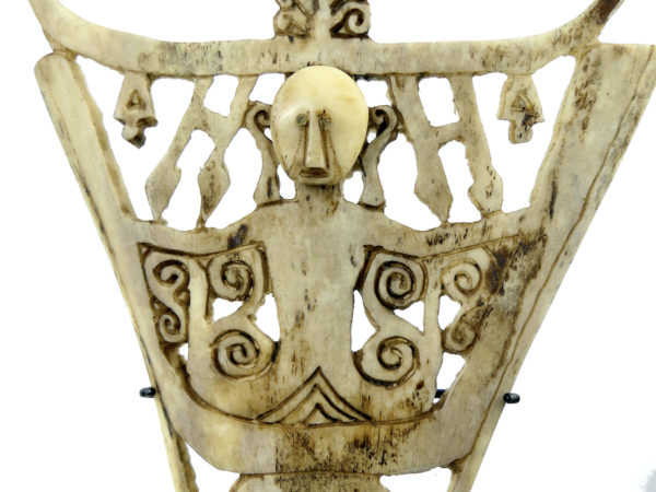 Peigne en os de bovin gravé à décor ajouré sur socle Timor (détail)