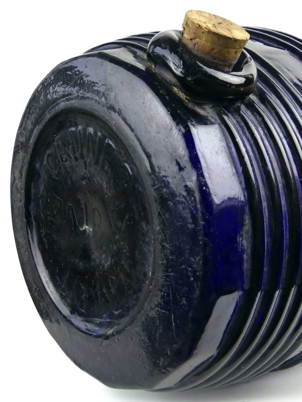Tonnelet à parfum en verre soufflé épais bleu indigo XIXe Cannes France (dessous)