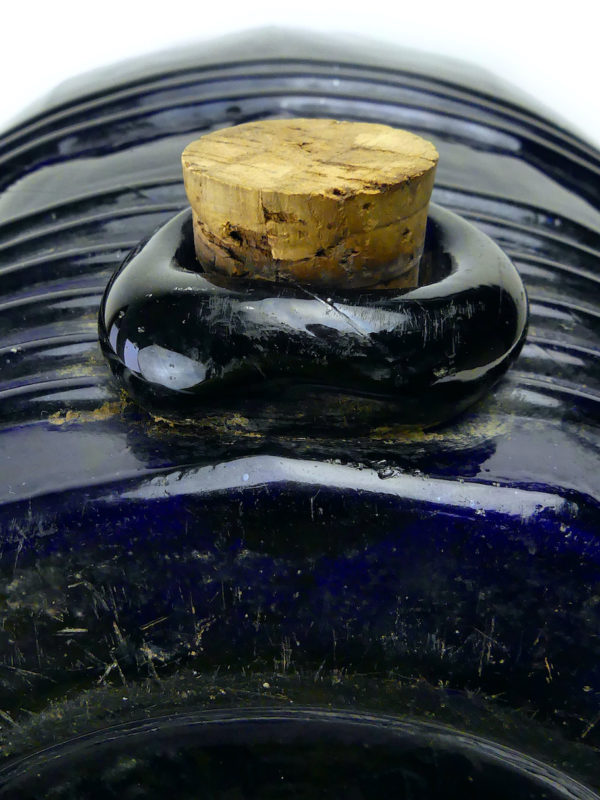 Tonnelet à parfum en verre soufflé épais bleu indigo XIXe Cannes France (détail)