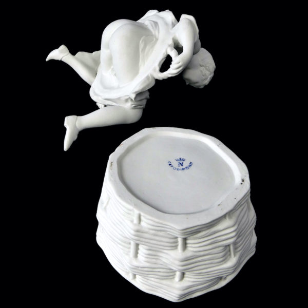 Biscuit érotique La Blanchisseuse signé Capodimonte XIXe Italie Curiosa (dessous)