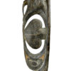 Grande sculpture iatmul Sepik en bois pigments et cauris sur socle (détail)
