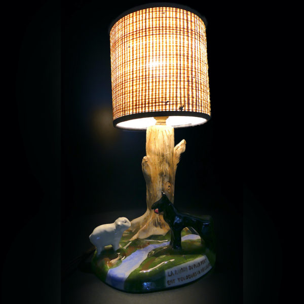 Petite lampe de chevet rétro Le Loup et l'Agneau Années 60/70 (allumée 3/4)