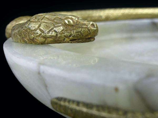 Coupelle serpent Stile Liberty en bronze et marbre Italie 1920 (détail)