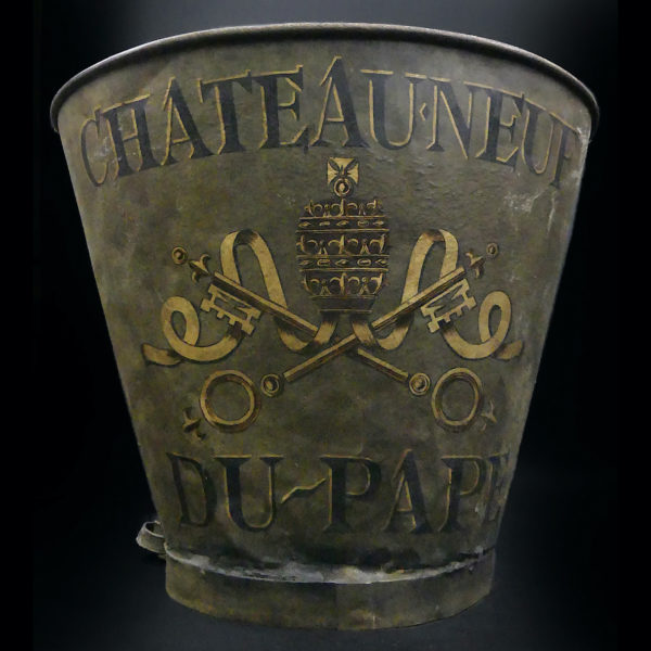 Hotte de vendange ancienne en tôle Début XXe Châteauneuf-du-Pape (face)