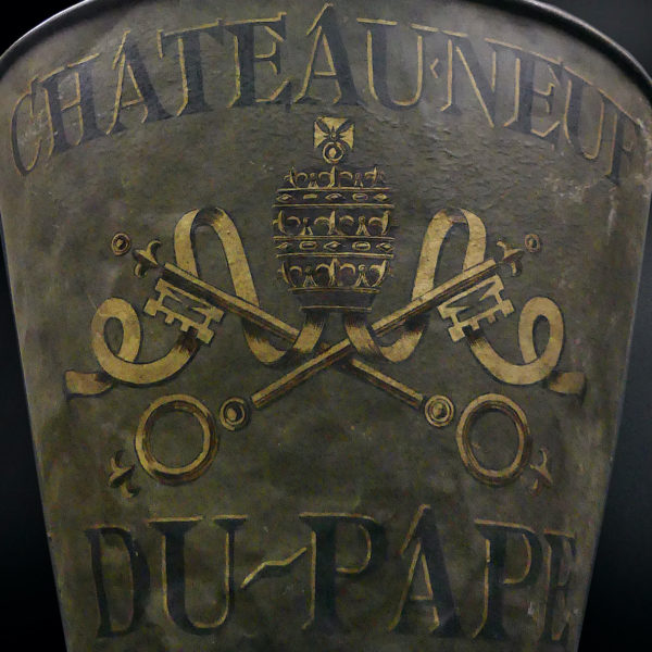 Hotte de vendange ancienne en tôle Début XXe Châteauneuf-du-Pape (détail)
