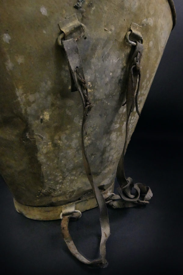 Hotte de vendange ancienne en tôle Début XXe Châteauneuf-du-Pape (détail)