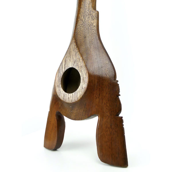 Ukulélé banjo tahitien ancien à 4 cordes en bois sculpté Tiki (détail)