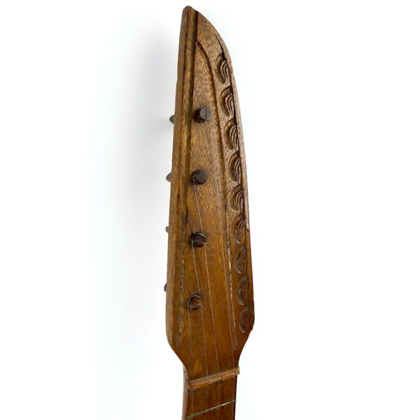 Ukulélé banjo tahitien ancien à 4 cordes en bois sculpté Tiki (détail)