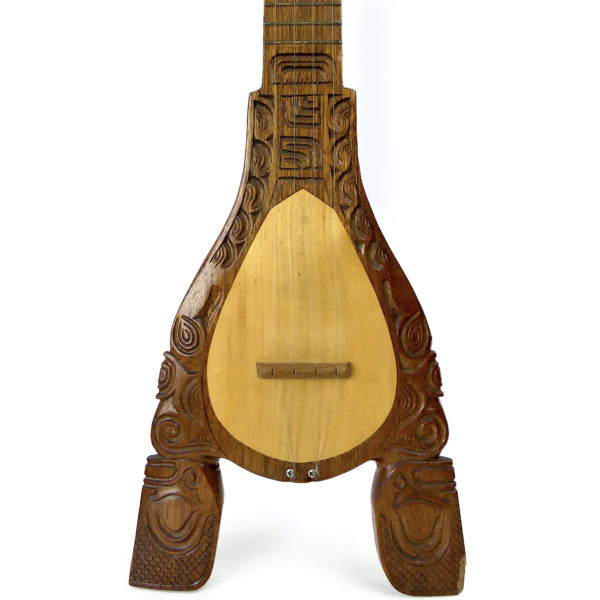 Ukulélé banjo tahitien ancien à 4 cordes en bois sculpté Tiki (détail)