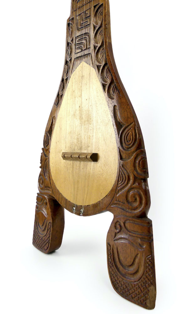 Ukulélé banjo tahitien ancien à 4 cordes en bois sculpté Tiki (détail)