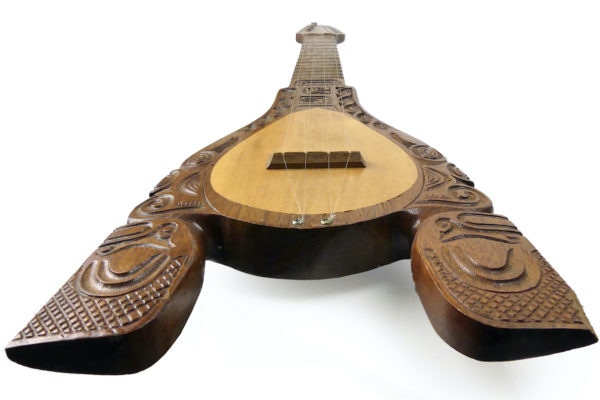Ukulélé banjo tahitien ancien à 4 cordes en bois sculpté Tiki (dessous)