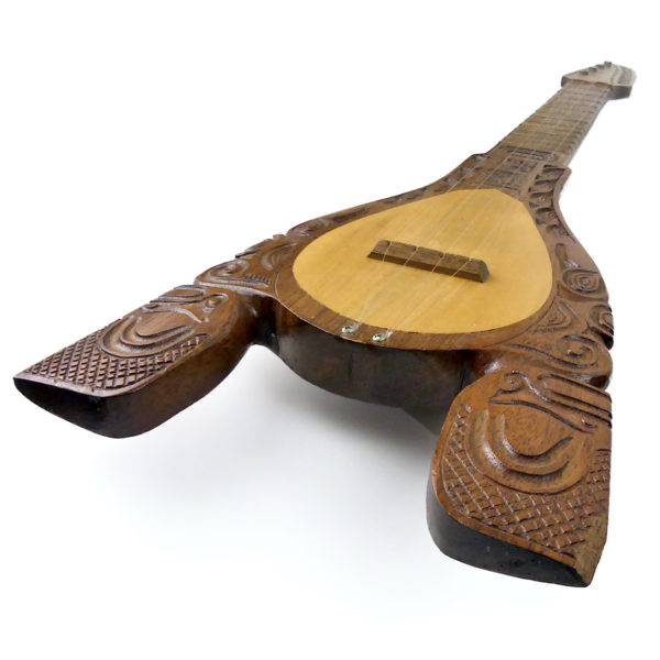 Ukulélé banjo tahitien ancien à 4 cordes en bois sculpté Tiki (dessous 3/4)