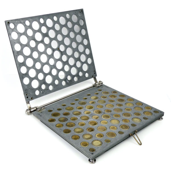 Moule à cachets azymes ancien du pharmacien parisien Limousin XIXe (3/4 ouvert)