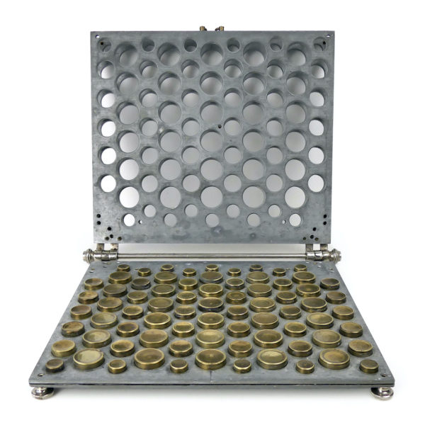 Moule à cachets azymes ancien du pharmacien parisien Limousin XIXe (face ouvert)