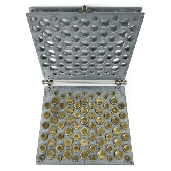 Moule à cachets azymes ancien du pharmacien parisien Limousin XIXe (dessus ouvert)