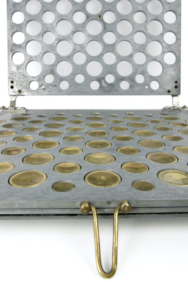 Moule à cachets azymes ancien du pharmacien parisien Limousin XIXe (détail)