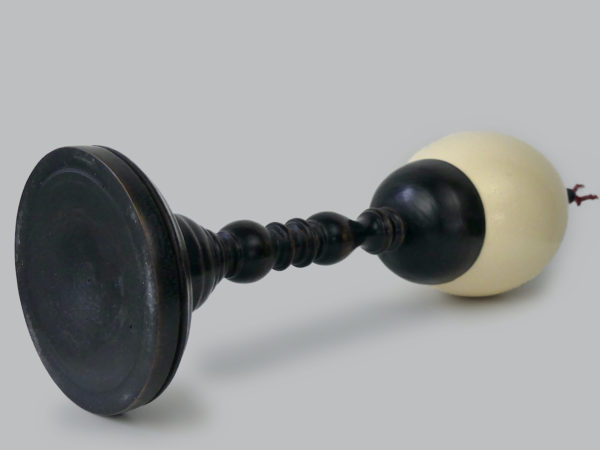 Œuf d’autruche 1 monté sur un grand pied en bois tourné brun (dessous 3/4)