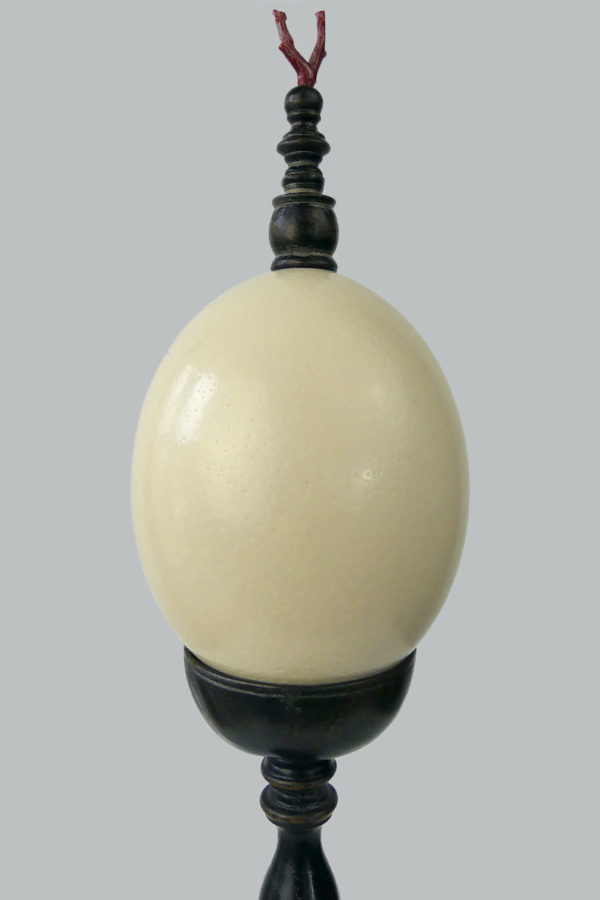 Œuf d’autruche 1 monté sur un grand pied en bois tourné brun (détail)