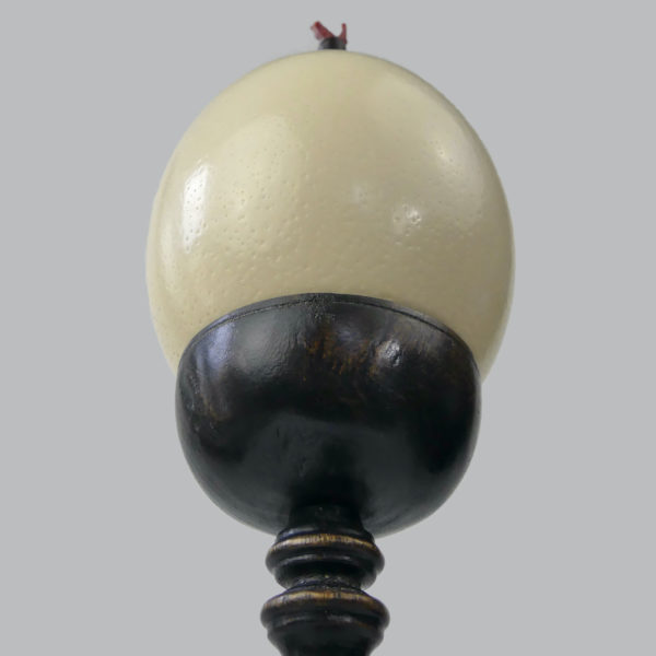 Œuf d’autruche 1 monté sur un grand pied en bois tourné brun (détail)