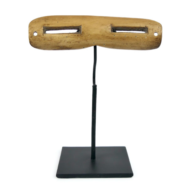 Nigaugek en os lunettes des neiges à fentes Yupik sur socle Art Inuit (face)