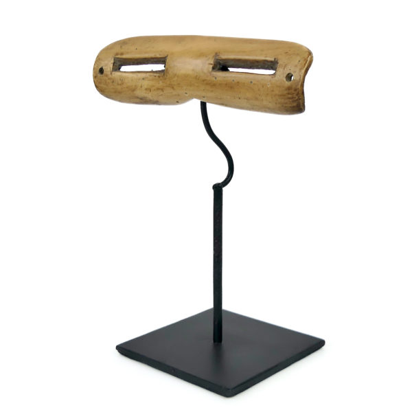 Nigaugek en os lunettes des neiges à fentes Yupik sur socle Art Inuit (3/4)