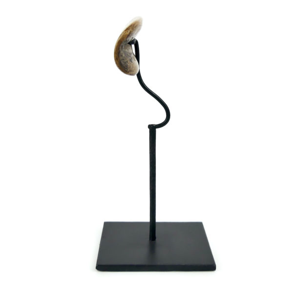 Nigaugek en os lunettes des neiges à fentes Yupik sur socle Art Inuit (profil)