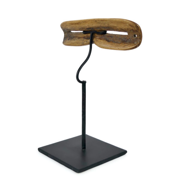 Nigaugek en os lunettes des neiges à fentes Yupik sur socle Art Inuit (3/4 dos)