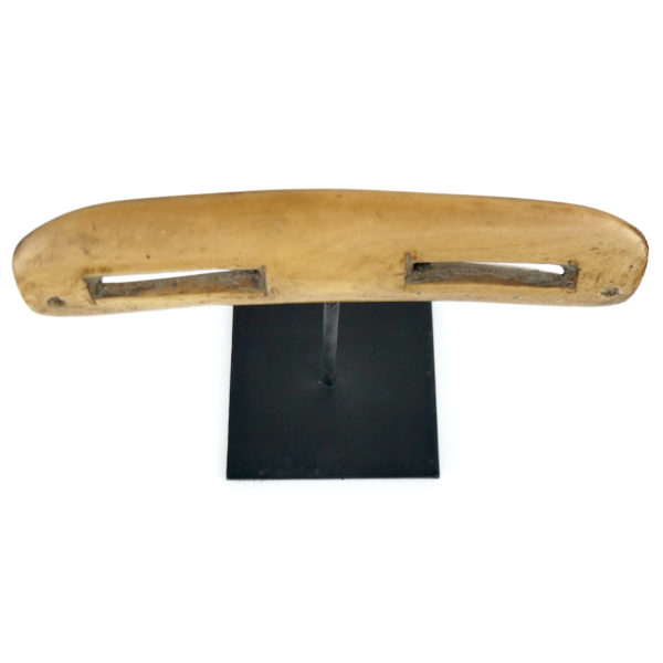 Nigaugek en os lunettes des neiges à fentes Yupik sur socle Art Inuit (dessus)