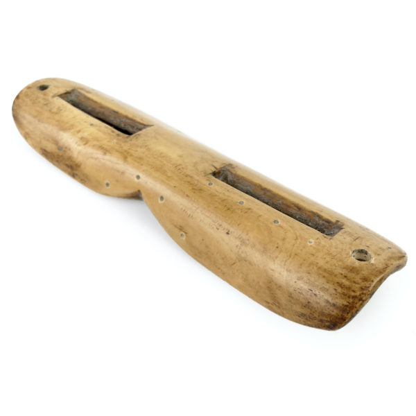 Nigaugek en os lunettes des neiges à fentes Yupik sur socle Art Inuit (3/4)