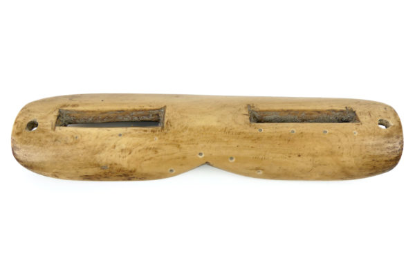 Nigaugek en os lunettes des neiges à fentes Yupik sur socle Art Inuit (profil)
