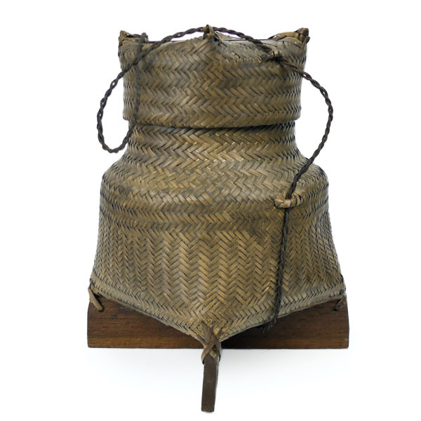 Panier à riz gluant thaïlandais Tip Khao ancien en bambou et bois (face)