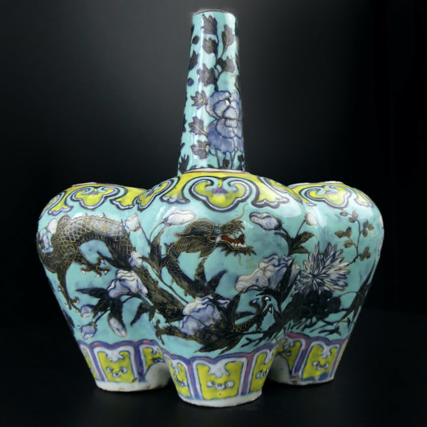 Vase tulipe aux dragons chinois ancien de la dynastie Qing (face)
