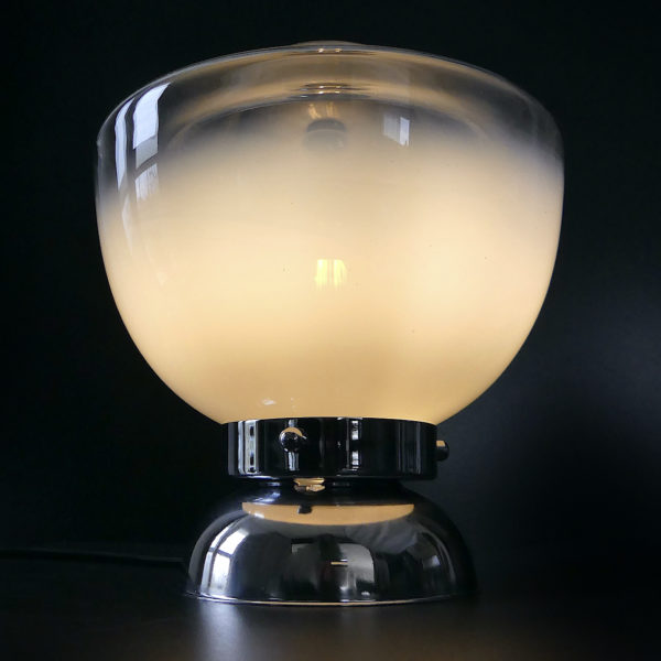 Lampe globe design italie en verre de Murano et acier années 70 (face allumée)