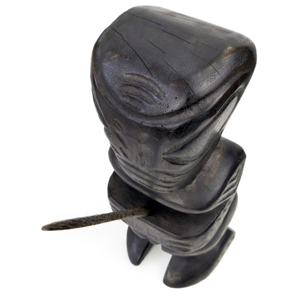 Tiki maohi à la lance en bois sombre massif Polynésie (dessus 3/4)