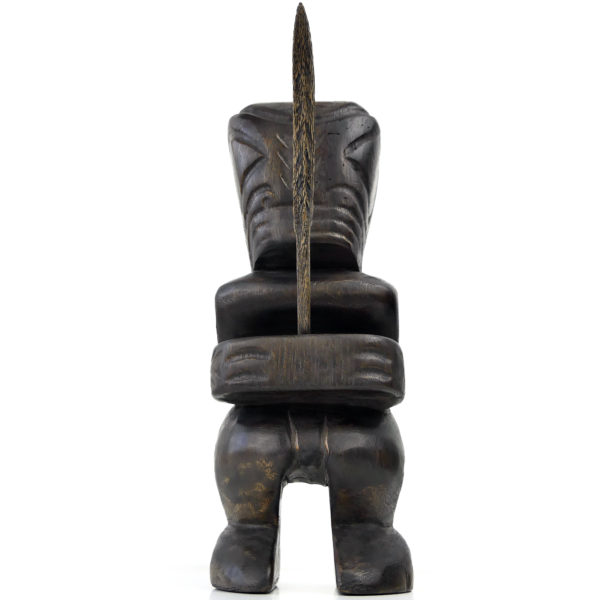 Tiki maohi à la lance en bois sombre massif Polynésie (face)