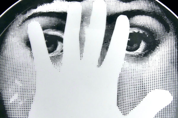 Assiette Fornasetti 16 en porcelaine Tema E Variazioni Milan (détail)