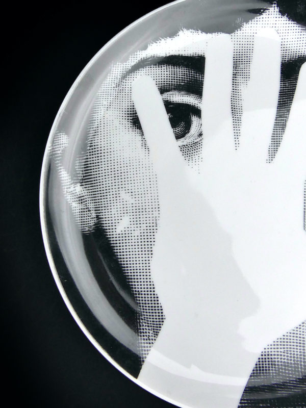 Assiette Fornasetti 16 en porcelaine Tema E Variazioni Milan (détail)