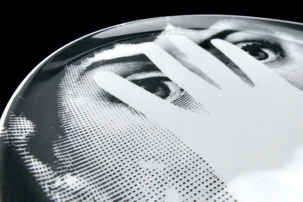 Assiette Fornasetti 16 en porcelaine Tema E Variazioni Milan (détail)