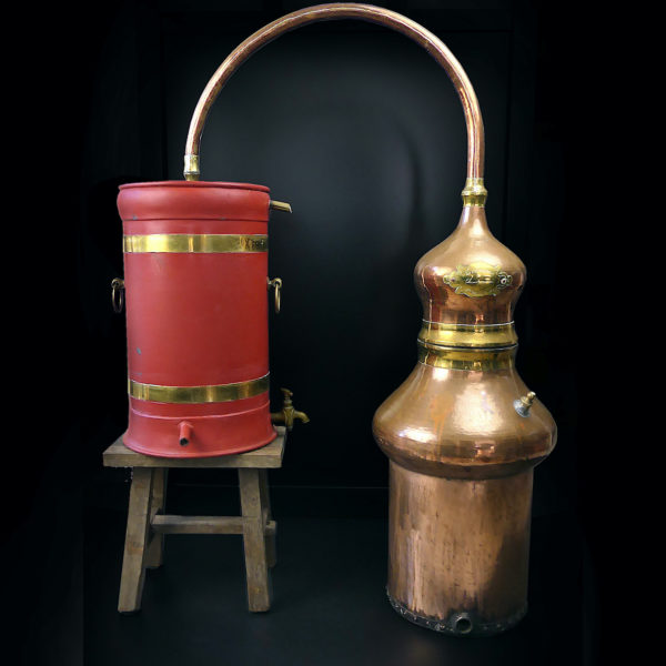 Gros alambic charentais signé en cuivre et zinc sur tabouret en bois (face)