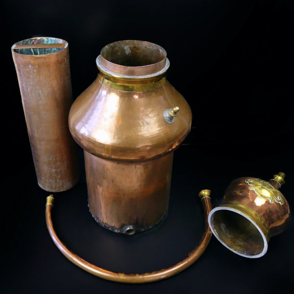 Gros alambic charentais signé en cuivre et zinc sur tabouret en bois (cuve de chauffe)