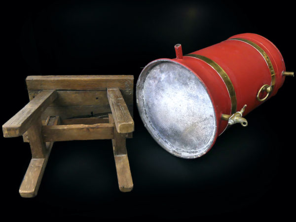 Gros alambic charentais signé en cuivre et zinc sur tabouret en bois (dessous)