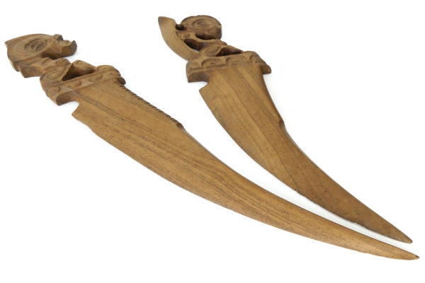 Deux couteaux Tiki sculptés en Miro Artisanat polynésien (3/4)