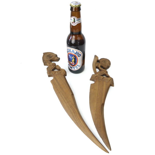 Deux couteaux Tiki sculptés en Miro Artisanat polynésien (proportion)