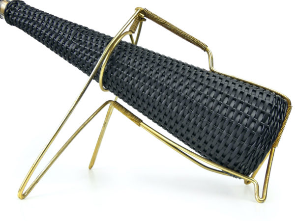 Bouteille tressée Skull et porte-bouteille en métal doré mi-XXe (détail)