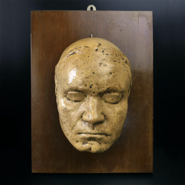 Masque mortuaire ancien en plâtre présenté sur planche de bois Mi-XXe (face)