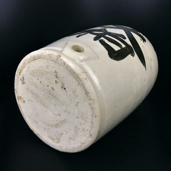 Grande bouteille à saké Taru artisanal en céramique Meiji Japon (dessous 3/4)