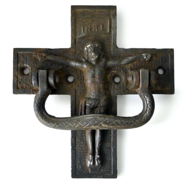 Ancienne poignée heurtoir de porte d’église en fonte de fer XIXe (face)