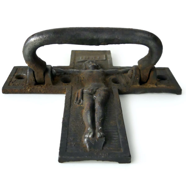 Ancienne poignée heurtoir de porte d’église en fonte de fer XIXe (dessous)