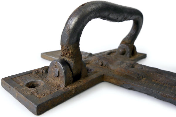 Ancienne poignée heurtoir de porte d’église en fonte de fer XIXe (détail)